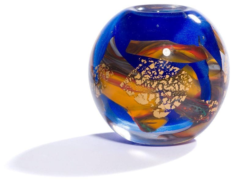 Yves BATREL [français] (1946-2009)
Vase boule en verre soufflé à décor intercalaire polychrome sur fond bleu, feuilles d’or en inclusion. Monogrammé et daté 2000 à la base. 
Hauteur : 10 cm - Diamètre : 10 cm