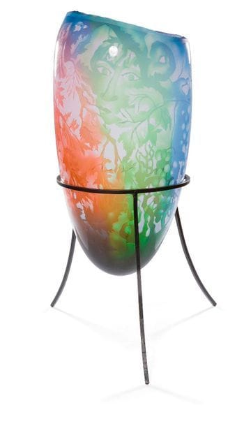 Jean-Paul RAYMOND[français]  (né en 1948)
L’Automne
Grand vase en verre soufflé au bord irrégulier, sablé et gravé d’une scène de forêt dans les tons bleu, vert et rouge, posé sur son trépied en fer forgé noir. Signé et nommé à la base. Circa 1990. 
Hauteur : 43 cm (Hauteur : 54 cm avec le pied) - Diamètre : 23 cm  