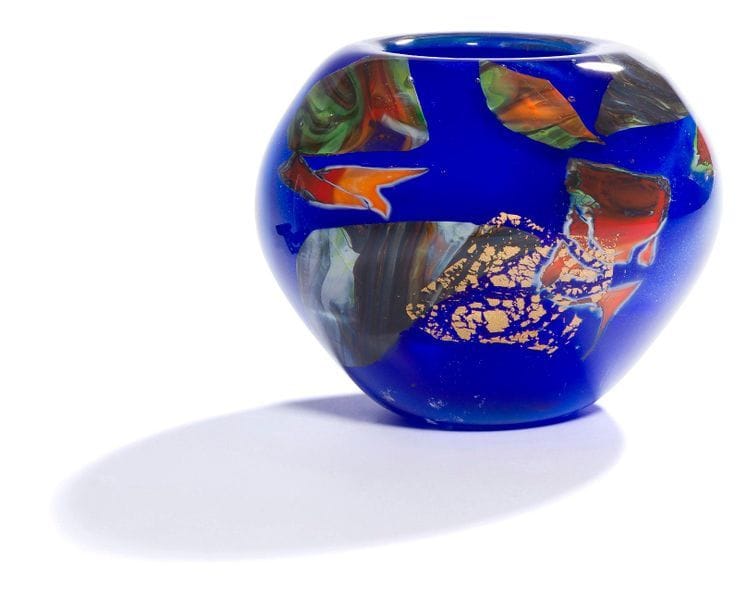 Yves BATREL [français] (1946-2009)
Vase boule en verre soufflé à décor intercalaire polychrome sur fond bleu, feuilles d’or en inclusion. Monogrammé et daté 2000 à la base. 
Hauteur : 13 cm - Diamètre : 16 cm