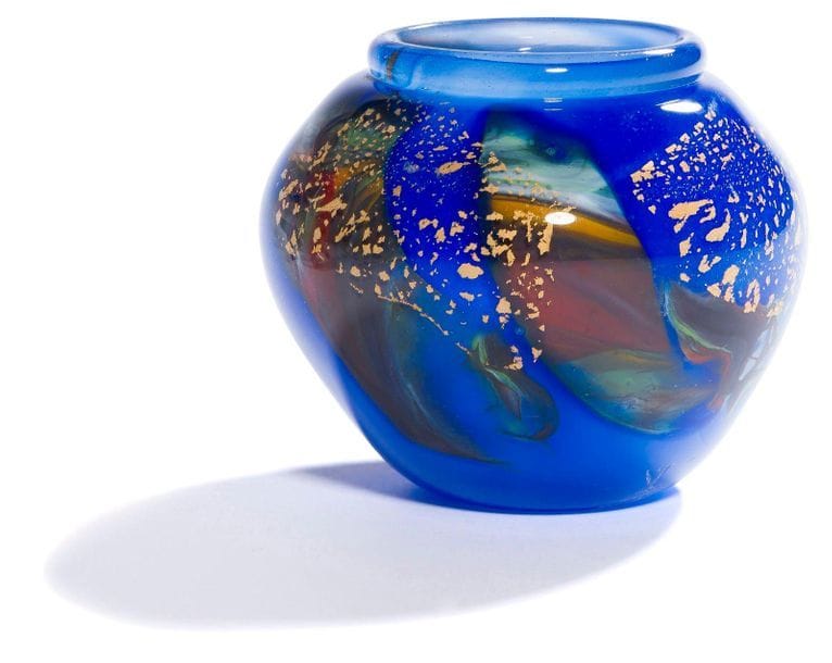 Yves BATREL [français] (1946-2009)
Petit vase boule à col ourlé en verre soufflé à décor intercalaire polychrome sur fond bleu, feuilles d’or en inclusion. Monogrammé et daté 2000 à la base. 
Hauteur : 8 cm - Diamètre : 9 cm