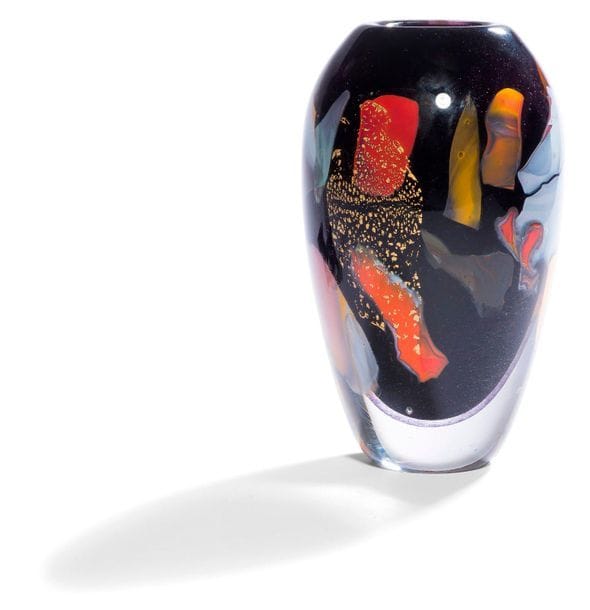 Yves BATREL [français] (1946-2009)
Vase balustre en verre soufflé à décor intercalaire polychrome sur fond noir, feuilles d’or en inclusion. Monogrammé et daté 2001 à la base. 
Hauteur : 17 cm - Diamètre : 10 cm