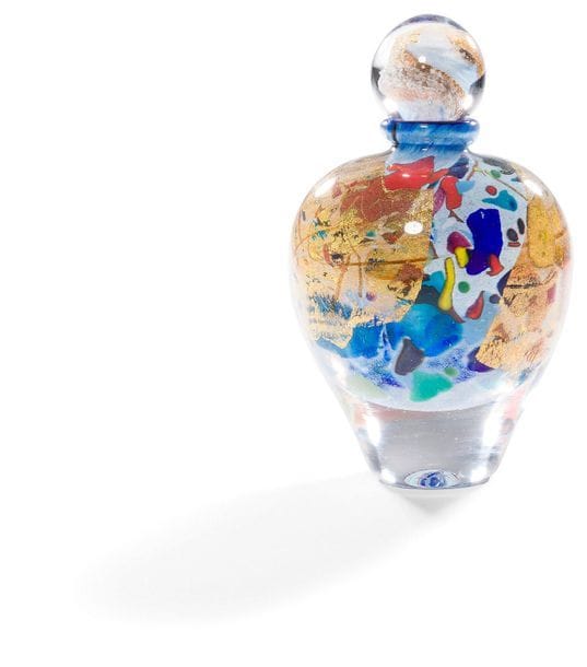 Jean-Claude NOVARO [français] (1943-2014)
Flacon en verre soufflé à décor intercalaire à la feuille d’or dans les tons rouge, orange et jaune sur fond bleu ciel. Signé et daté 1994 sous la base.
Hauteur : 20 cm - Diamètre : 12 cm