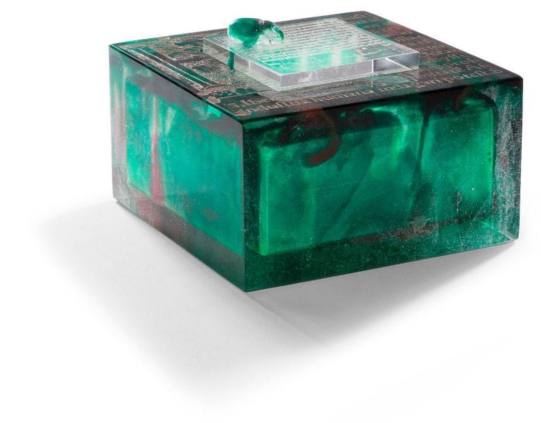 Antoine LEPERLIER [français] (né en 1953)
Boîte au scarabée en pâte de verre à la cire perdue de forme rectangulaire à décor calligraphié. Eclat à un angle intérieur du couvercle. Signée et numérotée 1033 AAL 21/70 sous la base. 
Hauteur : 13 cm - Largeur : 19 cm - Profondeur : 19 cm