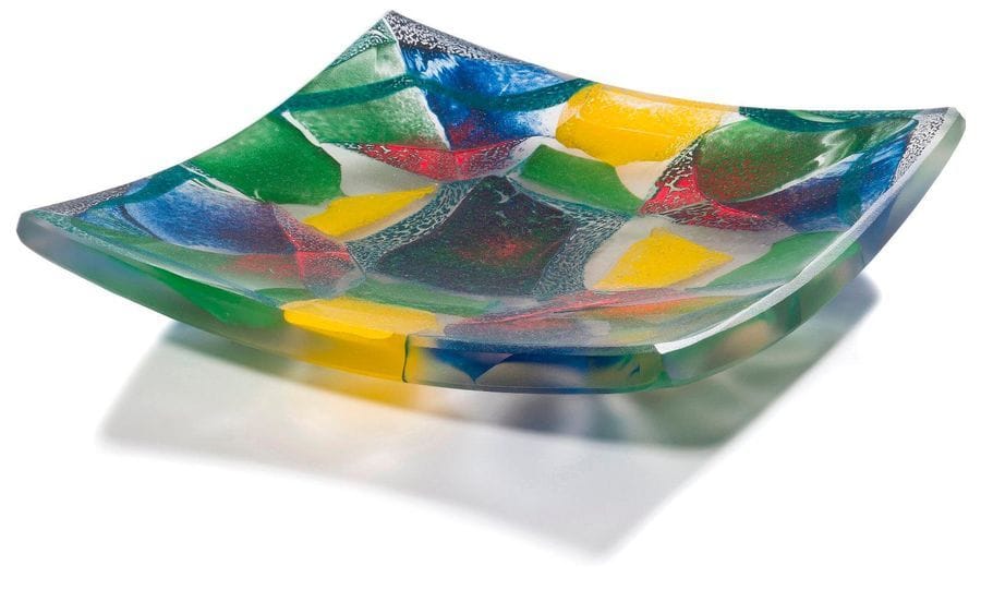 Catherine ZORITCHAK [française] (née en 1947)
Plat courbé en pâte de verre à décor d’oxydes vert, bleu, rouge et jaune. Signé et daté 1991 sur un côté. 
Longueur : 29 cm - Profondeur : 29 cm