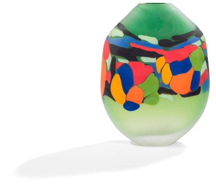 Jean-Luc GARCIN [français] (né en 1954) 
Haut vase en verre soufflé et sablé, de forme aplatie à décor abstrait polychrome sur fond vert. Signé et daté 1990 à la base. 
(Fêle au col).
Hauteur : 35 cm - Largeur : 27 cm