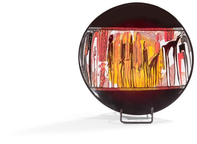 Jean Paul RAYMOND [français] (né en 1948)
Grand plat circulaire en verre soufflé overlay, au décor central gravé de personnages dans les tons rouge et jaune sur fond noir, sur son support en métal. Signé sur un côté. 
Diamètre : 51 cm