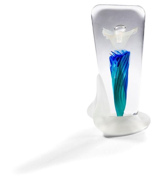 Fernando AGOSTINHO [français] (né en 1929)
Sculpture en verre soufflé reposant sur un socle de forme libre en verre sablé, à décor intercalaire bleu, blanc et vert. Signée et numérotée F39 sur un côté. Circa 1990. 
Hauteur : 20 cm - Longueur : 10 cm - Profondeur : 12 cm