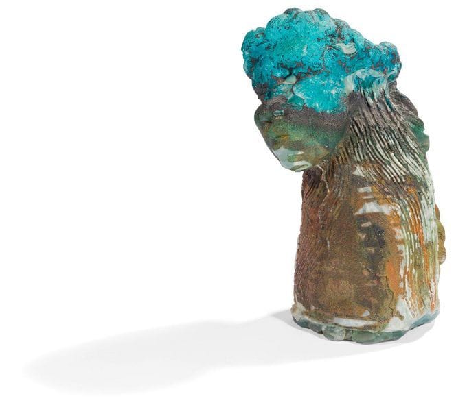 Irène FROLIC [polonaise] (née en 1941) 
Péréphone - Médaille d'or à la Biennale internationale du verre de Biot 1991 
Grande sculpture en pâte de verre représentant un visage de femme à la tresse, dans les tons bleu et vert. Signée et datée 1991 à la base. 
Hauteur : 41 cm - Diamètre : 20 cm