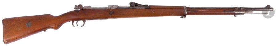 Fusil Mauser 98, calibre 7,92 mm
Canon de SPANDAU (1914) de 72 cm 
Boîte de culasse poinçonnée. 
Longueur totale : 122 cm
Avec une baïonnette Mauser 98-05 (SF). 
Catégorie C à déclarer, n° 5004.
