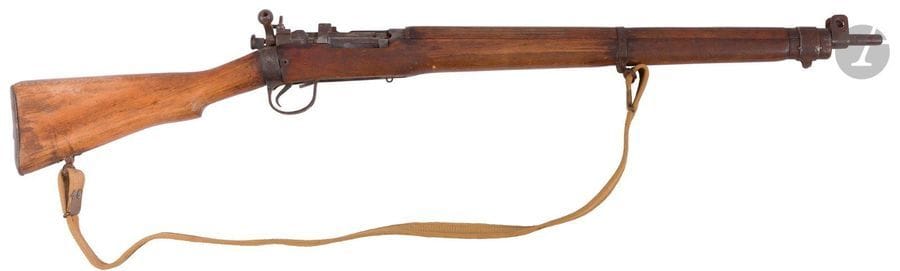 Fusil Lee Enfield 
Canon de 64 cm - Longueur totale : 112 cm 
(Manques)
Daté 1942.
Catégorie C à déclarer, n° B2149.