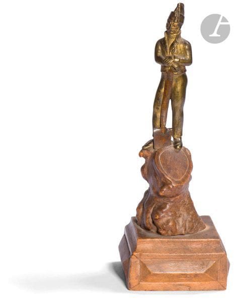 Le vétéran
Sujet en laiton sur socle en bois sculpté. 
Hauteur : 18,5 cm
A.B.E. XIXe siècle.