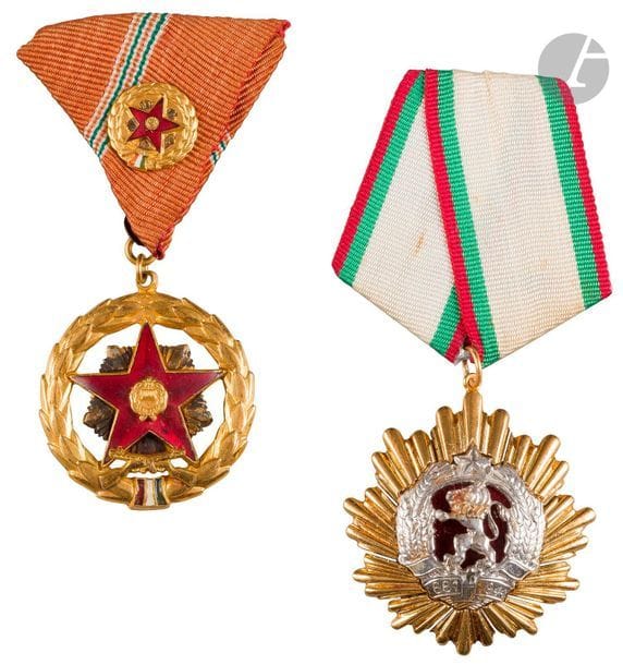 HONGRIE - BULGARIE 
- Un ordre de la République Bulgare. 
- Une médaille des partisans hongrois. 
Deux décorations en métal argenté doré et émail. 
Rubans sur support. 
T.T.B.