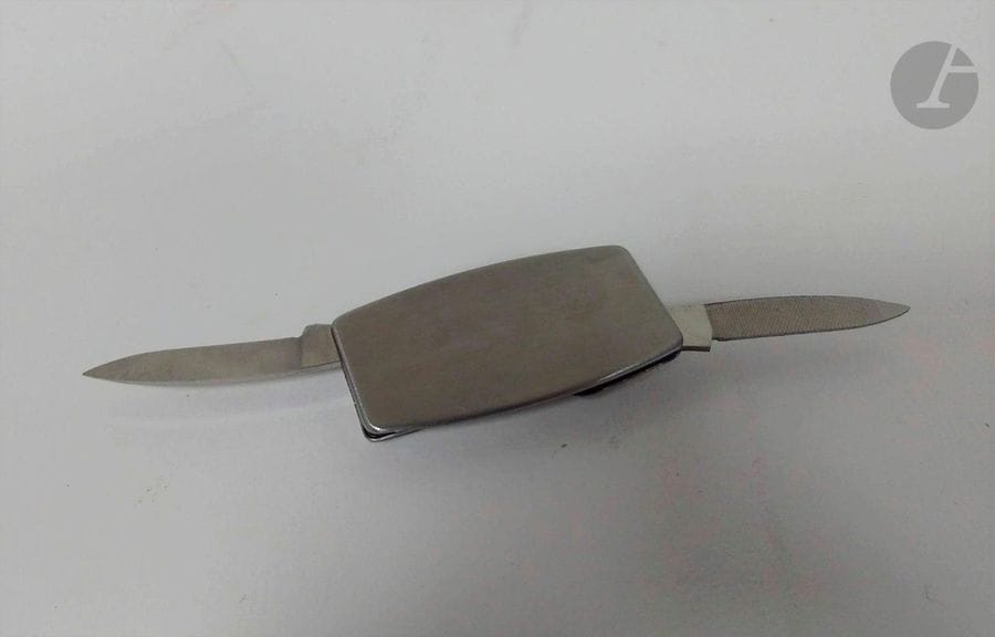 Petit couteau de ceinture Zippo Moneyclip Knife.
Une lame à dos et une lime à ongle. Corps rectangulaire en métal. Brosse avec crochet.
Dans sa boite d’origine.
Longueur fermé : 5 cm