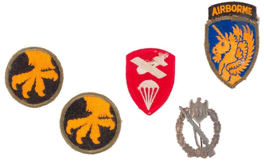 Insigne des troupes d’assaut allemandes. 
Accident au crochet. 
Sans garantie. On y joint 4 patchs brodés de divisions aéroportées US 2e GM.