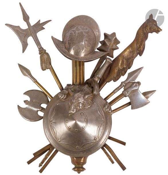 Motif d’ornement au trophée d’armes médiévales. 
En bronze nickelé. 
28 x 26 cm
B.E. XXe siècle.