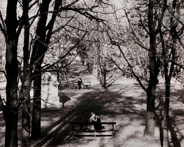 André Kertész (1894-1985)
Les amoureux du jardin du Luxembourg. 
Paris, 11 avril 1963. 
Épreuve argentique (c. 1970). Date et inscription « N°10 » au crayon de la main de Kertész au verso. 
Image : 19,8 × 24,8 cm 
Feuille : 20,3 × 25,3 cm 

André Kertész (1894-1985)
Lovers of the Luxembourg Gardens. 
Paris, 11th April 1963. 
Gelatin silver print (c. 1970). Date and inscription "N°10" in pencil by Kertesz on verso.
Image : 19.8 × 24.8 cm 
Sheet : 20.3 × 25.3 cm