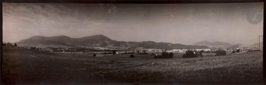 Josef Sudek (1896-1976)
Panorama de la plaine de Beskydy,
c. 1955-1960.
Épreuve argentique (c. 1960). Annotations de la main de Petr Helbich (assistant de Josef Sudek) au verso.
9,5 x 29,7 cm avec marges noires

Josef Sudek (1896-1976)
Panorama of the Beskydy Plain, c. 1955-1960.
Gelatin silver print (c. 1960). Handwritten annotations by Petr Helbich (Josef Sudek's assistant) on verso.
9.5 x 29.7 cm with black margins