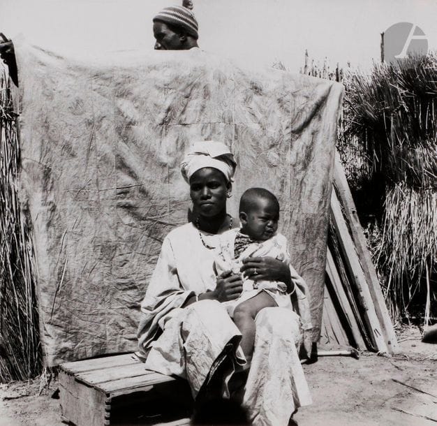 Oumar Ly (1943-2016)
Série Podor. Sénégal, 1963-1978.
Sans titre [Portrait de brousse, femme et enfant].
Épreuve argentique (2010). Date de tirage, tampon « Thiofi Studio - Oumar Ly » et signature du photographe sur étiquette au verso de l’épreuve.
Image : 41,5 x 42 cm
Feuille : 50 x 50,7 cm

Oumar Ly (1943-2016)
Podor series. Senegal, 1963-1978.
Untitled [Portrait of bush, woman and child].
Gelatin silver print (2010). Date of printing, stamp "Thiofi Studio - Oumar Ly", photographer's signature on a label.
Image : 41,5 x 42 cm
Sheet: 50 x 50.7 cm