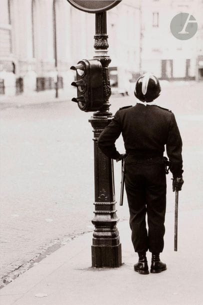 
Claude Dityvon (1937-2008)
Paris, mai 68.
Rue des Écoles, 6 juin 1968. 
Épreuve argentique (c. 1980) sur papier Agfa, tirée par l’auteur. Dédicace manuscrite de Christiane Dityvon et annotations au verso.
Image : 47,5 x 31,7 cm
Feuille : 51 x 37,5 cm

Claude Dityvon (1937-2008)
Paris, May 68.
Rue des Écoles, June 6th 1968.
Gelatin silver print (c. 1980) on Agfa paper, printed by the photographer. Dedication from Christiane Dityvon on verso.
Image : 47,5 x 31,7 cm
Sheet : 51 x 37,5 cm