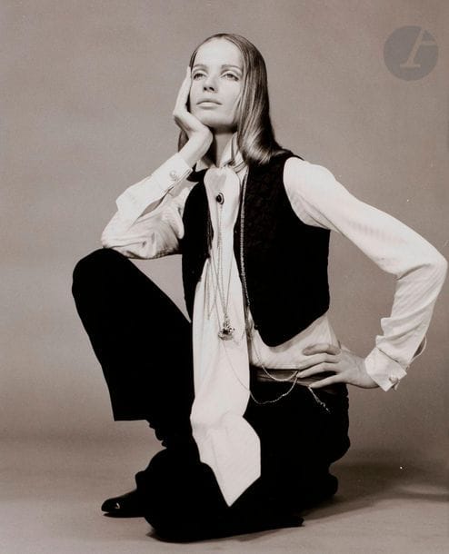 Franco Rubartelli (1937)
Veruschka, c. 1968. 
Portraits. 
Trois (3) épreuves argentiques (c. 1980). Tampon du photographe à l’encre rouge et signature au crayon par Veruschka (2) aux versos. 
Formats : de 35 x 34,5 à 43 x 35,5 cm

Franco Rubartelli (1937)
Portraits Veruschka, c. 1970. 
Three gelatin silver prints (c. 1980). Photographer's stamp in red ink and Veruschka's signature (2) on verso. 
Dimensions : from 35 x 34.5 to 43 x 35.5 cm