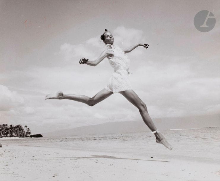 Franco Rubartelli (1937)
Veruschka pour Vogue, juillet 1968.
Paraiso Beach, Saint-Domingue, République Dominicaine.
Quatre (4) épreuves argentiques (c. 1980). Tampon du photographe à l’encre rouge et signature au crayon par Veruschka aux versos. 
Formats : de 42,5 x 35,5 à 43 x 36 cm

Franco Rubartelli (1937)
Veruschka for Vogue, July 1968. 
Paraiso Beach, Santo Domingo, Dominican Republic.
Four gelatin silver prints (c. 1980). Photographer's stamp in red ink and Veruschka's signature on verso.
Dimensions : from 42.5 x 35.5 to 43 x 36 cm.
