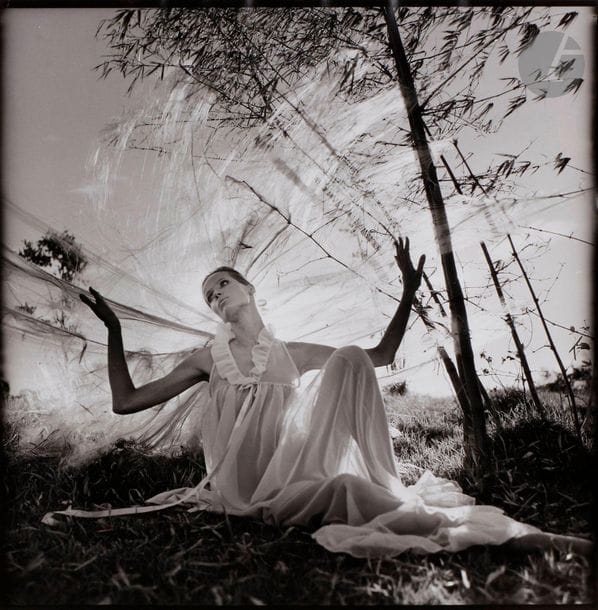 Franco Rubartelli (1937)
Veruschka pour Vogue, juillet 1968.
Paraiso Beach, Saint-Domingue, République Dominicaine.
Cinq (5) épreuves argentiques (c. 1980). Tampon du photographe à l’encre rouge et signature au crayon par Veruschka aux versos. 
Formats : de 43 x 35,5 à 45 x 40 cm

Franco Rubartelli (1937)
Veruschka for Vogue, July 1968. 
Paraiso Beach, Santo Domingo, Dominican Republic.
Five gelatin silver prints (c. 1980). Photographer's stamp in red ink and Veruschka's signature on verso. 
Dimensions : from 43 x 35.5 to 45 x 40 cm