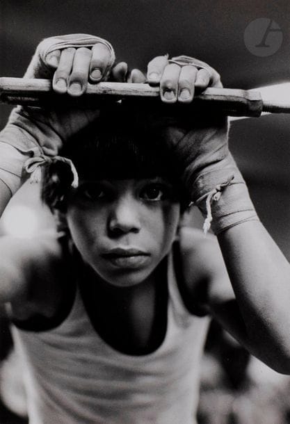 Martine Barrat (1943)
Gleason Gym, New York, 1981. 
Papo Angel Morales attend d’entrer sur le ring.
Épreuve argentique (c. 2008), signée, dédicacée et titrée « Papo » au crayon au verso. 
Image : 37,8 x 25,3 cm
Feuille : 40,3 x 30,3 cm - cadre

Martine Barrat (1943)
Gleason Gym, New York, 1981. 
Papo Angel Morales waiting to enter the ring.
Gelatin silver print (c. 2008), signed, dedicated and titled "Papo" in pencil on verso. 
Image : 37.8 x 25.3 cm
Sheet : 40.3 x 30.3 cm  
frame