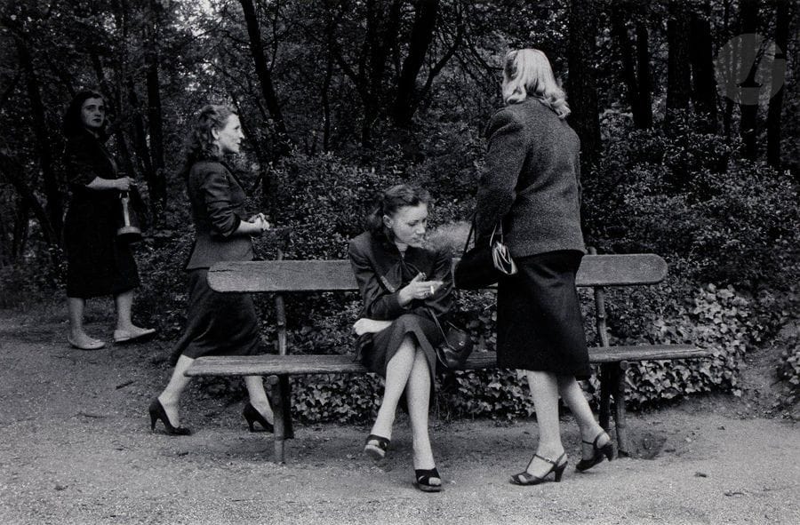 Frank Horvat (1928)
Prostituées du Bois de Boulogne. Paris, 1956.
Épreuve pigmentaire (c. 2010), signée à l’encre et numérotée à 30 ex. dans la marge inférieure. Signature du photographe, titre et date au verso.
Image : 34 x 51 cm
Feuille : 49 x 59 cm

Frank Horvat (1928)
Prostituées du Bois de Boulogne, Paris, 1956.
Pigment print (c. 2010). Photographer's signature, caption in the lower margin. Photographer's signature, date and caption on verso. Edition of 30.
Image : 34 x 51 cm
Sheet : 49 x 59 cm