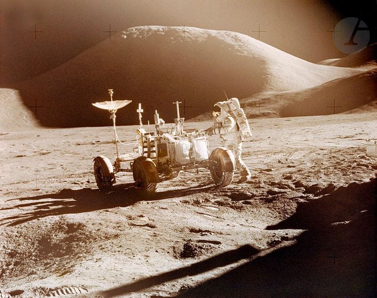 NASA - David Scott
Apollo 15, août 1971. 
James Irvin et le rover devant le Mont Hadley. 
Épreuve chromogénique d’époque sur papier « A Kodak Paper ». Légende et numérotation NASA « AS15-86-11603 » tapuscrites au verso. 
Image : 19 x 24 cm 
Feuille : 20,5 x 25,4 cm

NASA - David Scott
Apollo 15, August 1971. 
James Irvin and the Rover in front of Mount Hadley. 
Vintage chromogenic print on "A Kodak Paper". Caption and NASA numbering "AS15-86-11603" on verso.  
Image : 19 x 24 cm 
Sheet : 20.5 x 25.4 cm