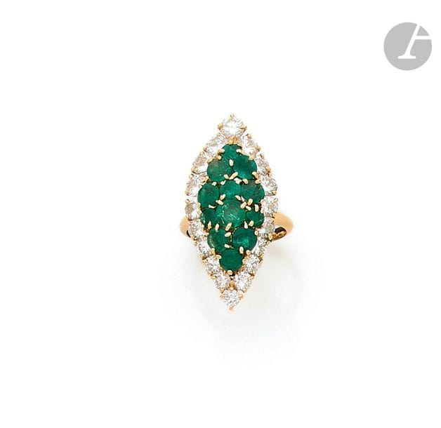 Marquise ring in 18K (750) gold, paved with round emeralds between two curves of round brilliant diamonds. Signed CERE Paris. Finger size: 49 / 50
.Gross weight: 9.1 g

