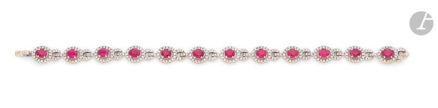 Bracelet en or gris 18K (750) articulé de maillons ovales centrés chacun d’un rubis ovale entouré de diamants ronds de taille brillant.
Longueur : 17,5 cm environ.
Poids brut : 12,1 g