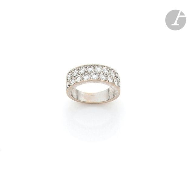Bague bandeau en or gris 18K (750), sertie de deux lignes de diamants ronds de taille brillant. Tour de doigt : 52 / 53.
Poids brut : 7,8 g