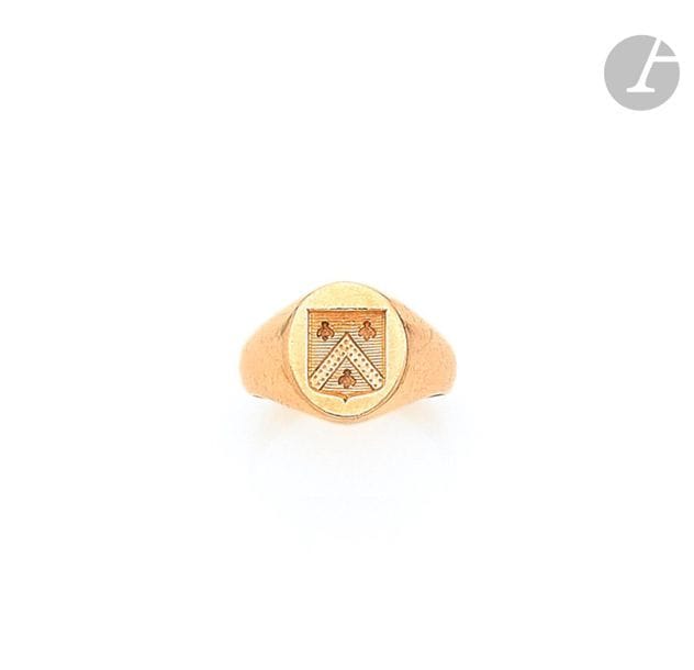 Chevalière en or 18K (750), gravée d’armes. Tour de doigt : 51 / 52.
Poids : 8 g