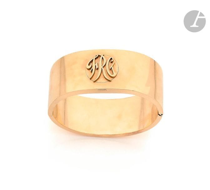 LAVINA. Circa
1960Women's wr
istwatch in
18K (750) gold, white dial, mechanical-winding movement, gold band bracelet with its cover decorated
with initials. Signed

movement
Accident

.


Gross weight : 83,9 g







 