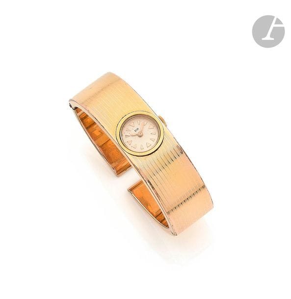PIL. Circa 1960
N
o.



384166Women's w





ristwatch in



18K (750) gold, white dial, applied baton hour markers forming the hours, mechanical winding movemen





t, gold



band bracele





t.


Signed dial, case and movement








.



Gross weight: 34.5 g











