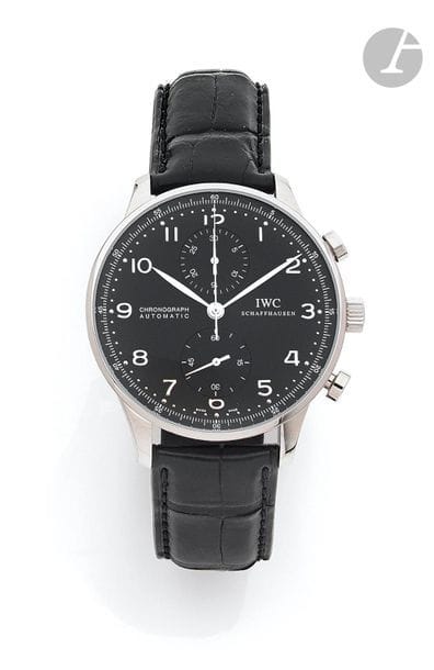 IWC Schaffhausen Portugaise. Vers 2010
N° 3219506
Montre bracelet pour homme en acier de type chronographe, cadran noir, index chiffres arabes formant les heures, compteur totalisateur 30 minutes, trotteuse à 6H, mouvement mécanique à remontage automatique calibre 79350, bracelet cuir avec sa boucle ardillon signée.
Cadran, boîtier et mouvement signés.
Diamètre : 41 mm