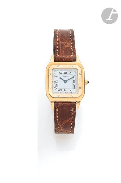 CARTIER Santos. Vers 1970
N° 960620003
Montre bracelet pour femme en or 18K (750), cadran blanc, index chiffres romains formant les heures, mouvement à remontage mécanique, bracelet cuir avec sa boucle déployante en or signée.
Cadran, boîtier et mouvement signés.
Diamètre : 23 mm
Poids brut : 29,6 g