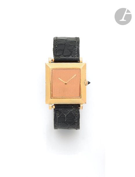 BOUCHERON.Vers 1960
N° 1203255
Montre bracelet pour homme en or 18K (750), cadran doré, aiguilles droites, mouvement à remontage mécanique, bracelet cuir avec son attache de fixation en or.
Boîtier signé.
Dimensions : 25 mm x 25 mm
Poids brut : 24,5 g
Accident : griffure sur les gradins du cadran, le remontage bloque, égrisures sur le verre