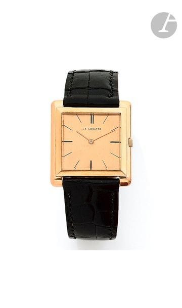 LECOULTRE. Vers 1960
Montre bracelet pour homme en or 18K (750), cadran doré, index bâtons peints formant les heures, mouvement à remontage mécanique, bracelet cuir avec sa boucle ardillon en plaqué or.?Cadran signé, boîte française.
Dimensions : 28 mm x 32 mm