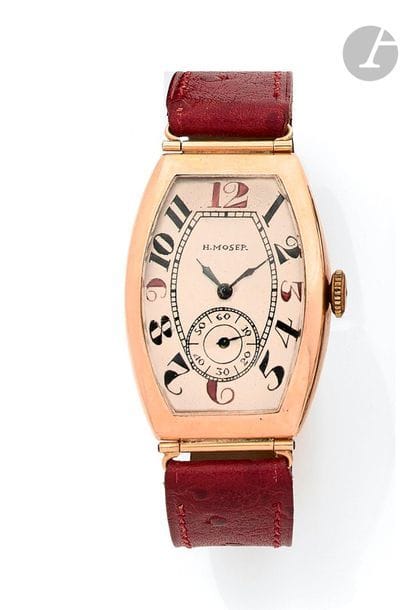 H.MOSER. Vers 1920
Montre bracelet en or 14K (585), cadran blanc, index chiffres arabes formant les heures, trotteuse à 6H, mouvement à remontage mécanique, bracelet cuir boucle ardillon en plaqué or.
Cadran, boîtier et mouvement signés.
Dimensions : 30 mm x 45 mm
Poids brut : 43,7 g