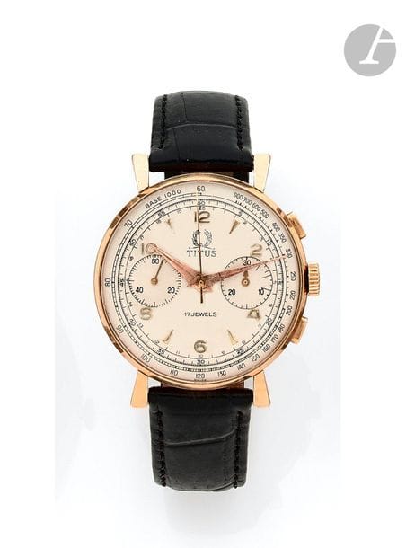 TITUS Genève. Vers 1960
N° 1280
Montre bracelet pour hommede type chronographe en or 18K (750), cadran blanc, index chiffres arabes et bâtons appliqués formant les heures, compteur totalisateur 30 minutes, trotteuse à 9H, mouvement à remontage mécanique, bracelet cuir boucle ardillon en plaqué or.
Cadran, boîtier et mouvement signés.
Diamètre : 37 mm
Poids brut : 47 g