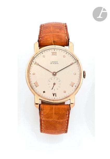 LANCO. Vers 1960
N° 571
Montre bracelet pour homme en or 18K (750), cadran gris, index chiffres romains formant les heures, trotteuse à 6H, mouvement à remontage mécanique, bracelet cuir avec une boucle ardillon en plaqué or.
Cadran, boîtier et mouvement signés.
Diamètre : 36 mm
Poids brut : 45 g