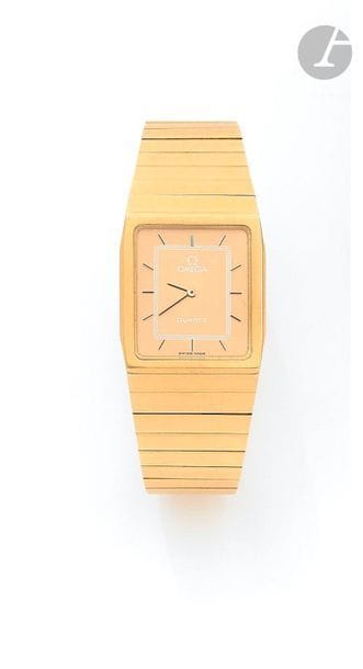 OMEGA. Vers 1990
Montre bracelet pour homme en or 18K (750), cadran doré, index bâtons appliqués formant les heures, mouvement à quartz (pile non vérifiée), bracelet intégré en or avec sa boucle signée.
Cadran, boîtier et mouvement signés.
Poids brut : 89,4 g