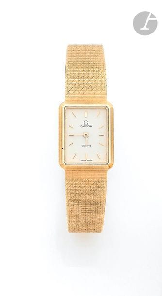 OMEGA. Circa
1990Women's wr
istwatch in
18K (750) gold, white dial, applied baton hour markers, quartz movement (battery not checked), integrated gold bracelet with its
signature
buckle
.

Dial, case and movement signed

.


Gross weight: 45.8 g








