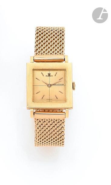 JAEGER LECOULTRE. Vers 1960
N° 926158
Montre bracelet pour homme en or 18K (750), cadran doré, index bâtons appliqués formant les heures, mouvement à remontage mécanique, bracelet en or.
Cadran, boîtier et mouvement signés.
Dimensions : 25 mm x 34 mm
Poids brut : 54,4 g