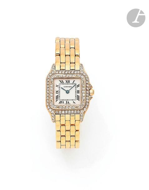 CARTIER Panthère. Vers 1990
N° 86691113593
Montre bracelet pour femme en or 18K (750), lunette sertie d’une double ligne de diamants taille brillant, cadran blanc, index chiffres romains formant les heures, mouvement à quartz (fonctionne), bracelet en or avec sa boucle déployante signée.
Cadran, boîtier et mouvement signés.
Diamètre : 22 mm
Poids brut : 60,5 g
Manque le diamant sur le remontoir.
La montre est accompagnée de 3 maillons supplémentaires et de son écrin.
