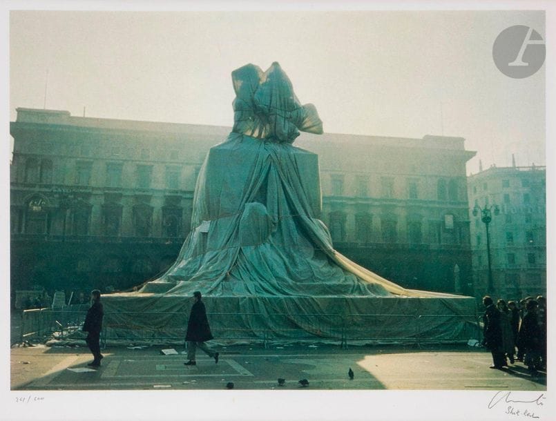 Christo (Christo Javacheff, dit) (1935-2020)
Emballage du monument à Victor Emmanuel II sur la piazza del Duomo, Milan, 1970
Tirage offset d’après une photographie en couleurs.
Épreuve sur vélin blanc, numérotée et signée au crayon. Tirage à 600 épreuves. 
À vue : 33,5 x 44 cm.
Cadre.