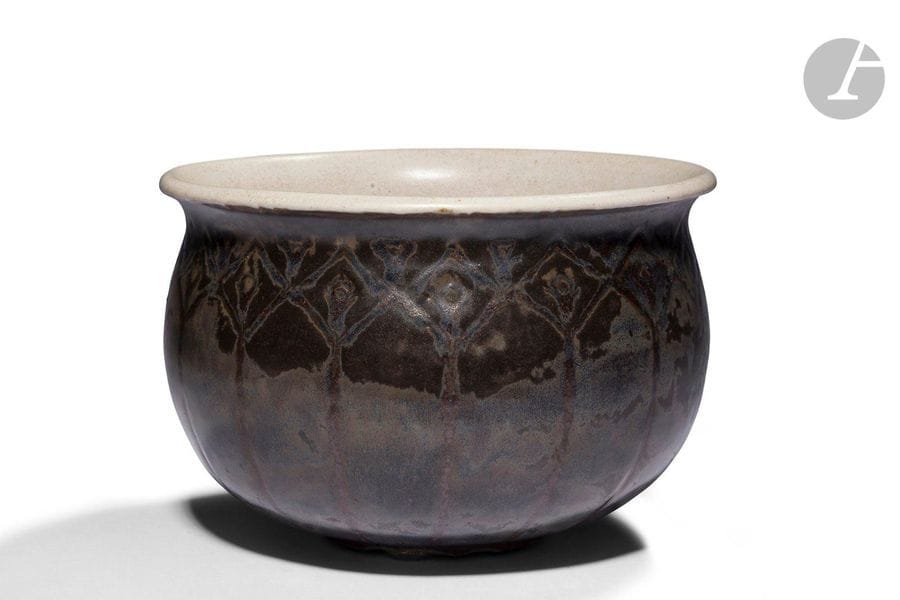 GEORGES SERRÉ (1889-1956)
Motifs géométriques
Large vase bol sur talon. Épreuve en grèsémaillé polychrome et au décor tournant gravé sous couverte. Petits éclats en pourtour du talon. Signé du monogramme au revers. H.12cm – D. 18cm