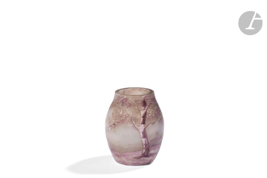 DAUM NANCY
Paysage enneigé
Vase miniature. Épreuve en verre au décor tournant émaillé polychrome sur fond gris-blanc nuancé de violet. Le col rodé, possiblement d’origine. Non signé. H.4cm