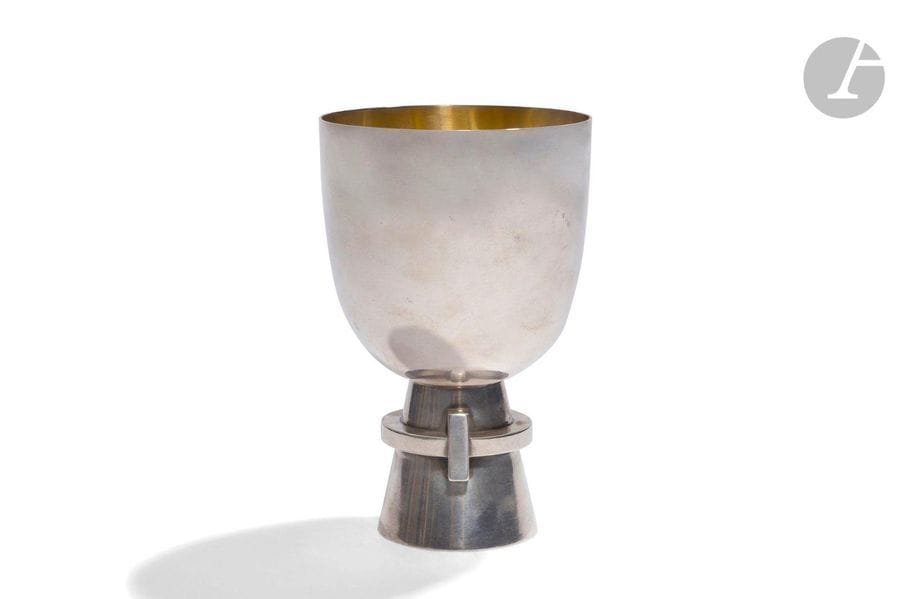 JEAN DESPRÉS (1889-1980) 
Calice moderniste; le pied tronconique ceint d’une bague et d’une barrette verticale. Épreuve en argent, l’intérieur traité en vermeil. Signé J.DESPRÉS, porte les poinçons de Maître Orfèvre et de garantie vers la base, porte également le poinçon de garantie vers l’ouverture. H.16cm – Poids: 523,8g 